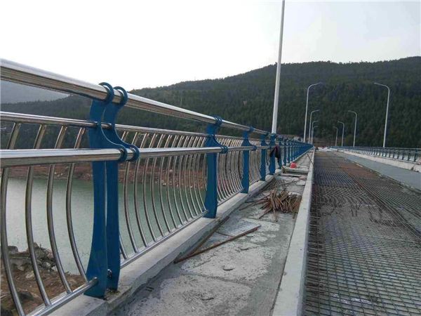 潍坊不锈钢桥梁护栏的特点及其在桥梁安全中的重要作用