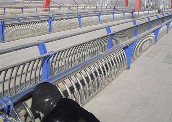 潍坊不锈钢复合管护栏一种安全而耐用的防护解决方案