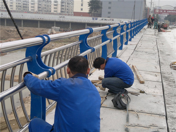 潍坊不锈钢河道护栏的特性及其在城市景观中的应用
