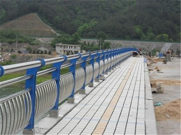 潍坊不锈钢桥梁护栏的特性及其在现代建筑中的应用
